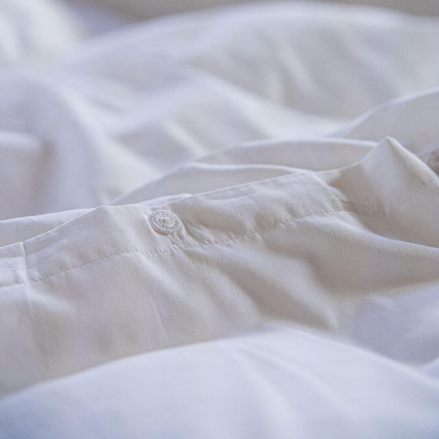 Detailaufnahme von Baumwoll-Satin-Bettwäsche